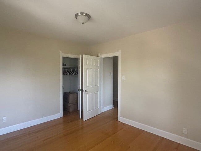 Building Photo - House For Lease