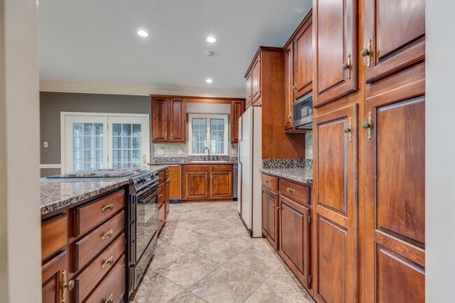 Building Photo - Experience lakefront living at its finest in the heart of East TN
