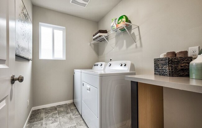 Building Photo - 4 Bed and 2.5 Bath Stunning Single-family ...