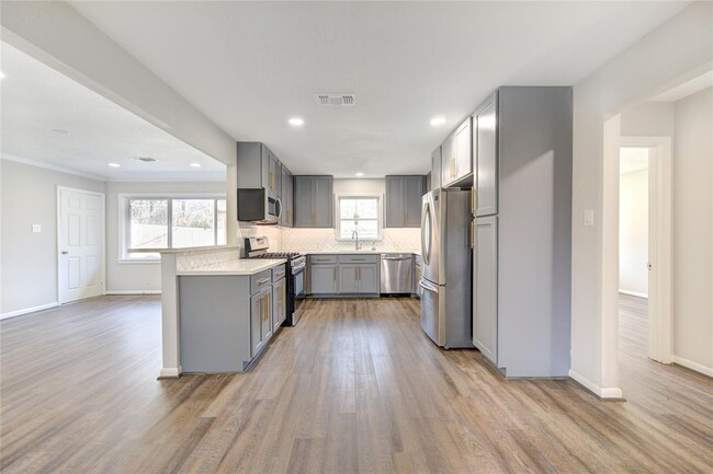 Building Photo - 6026 Clarewood Dr