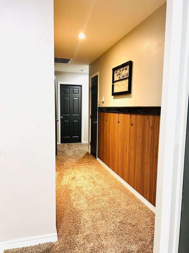 Building Photo - Beautifully Updated, Close to Fort Riley!