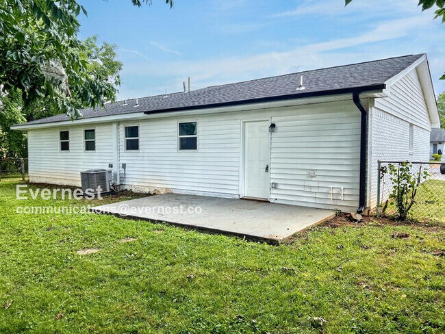 Building Photo - 3302 Village Dr SW
