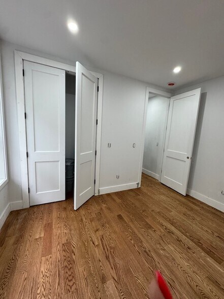 Building Photo - 275 E 55th St