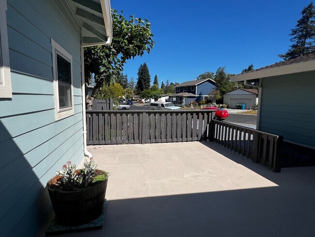 Building Photo - Remodeled Single Story 3 Bedroom/2 Bathroo...