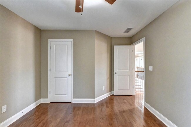 Building Photo - 5570 Viewpoint Ct