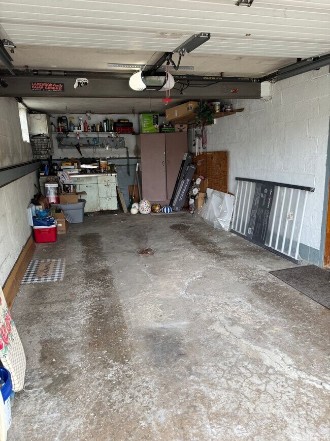 Building Photo - Move-In Ready 2BR Home on Quiet Residential Street in Baldwin/Whitehall!