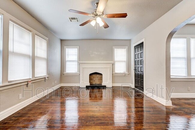 Building Photo - 2212 NE 22nd St