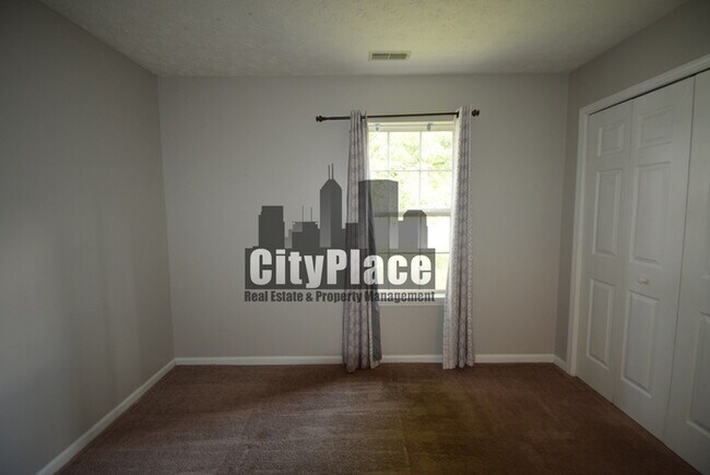 Building Photo - 525 E Pine Ridge Dr