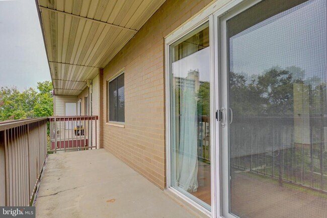 Building Photo - 7400 Lakeview Dr