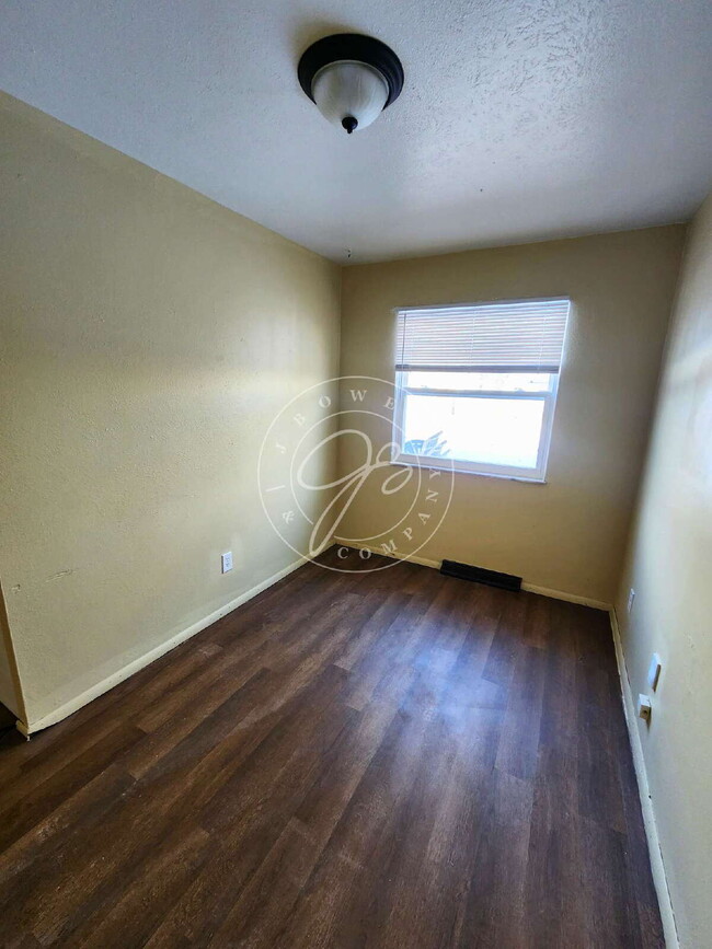 Building Photo - 2 story 2 bed townhome!