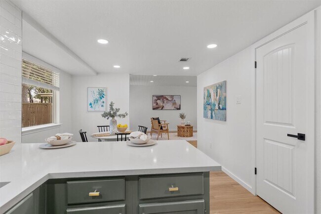 Building Photo - 9730 Anderson Village Dr