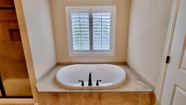 Building Photo - Beautiful Cedar Mills Home With An Easy Co...