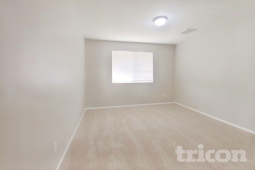 Building Photo - 3849 W Poinsettia Dr