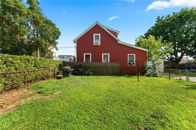 Building Photo - 360 Weeden St