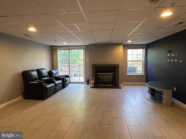 Building Photo - 445 Fort Hill Cir