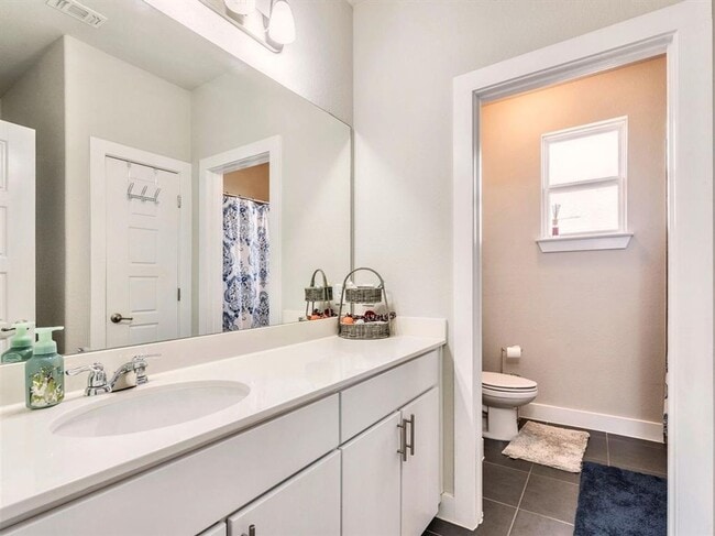 Building Photo - Inviting 4/BR 2.5/BA Home in Austin