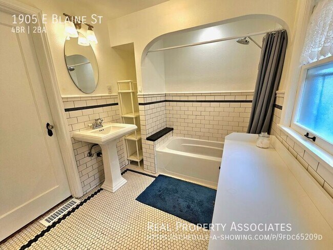 Building Photo - 1905 E Blaine St