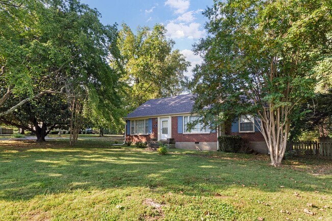 Building Photo - Cozy 3BD/2BA in the heart of Green Hills/L...