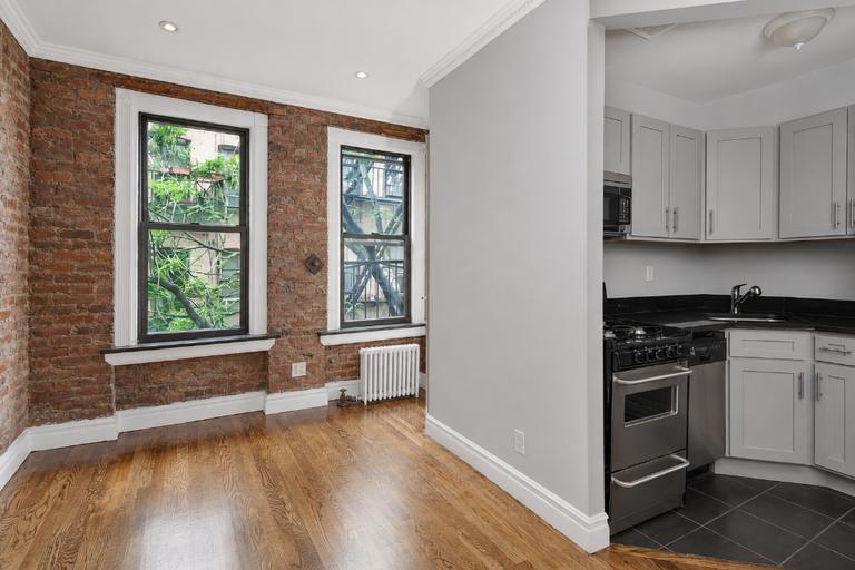 Building Photo - 416 E 13th St