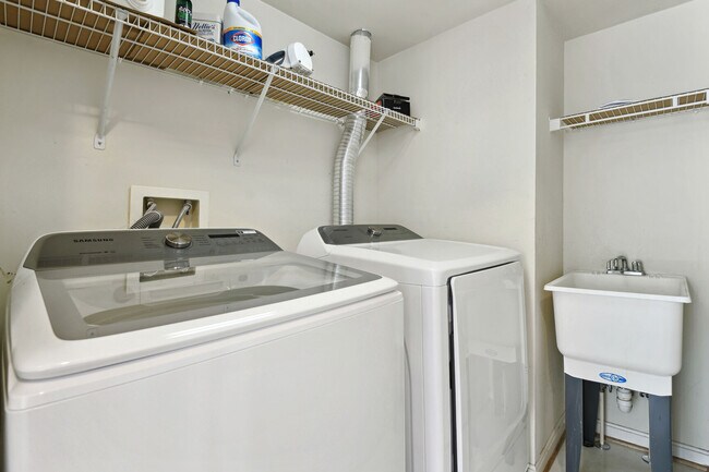 Building Photo - 557 Longhorn Crescent