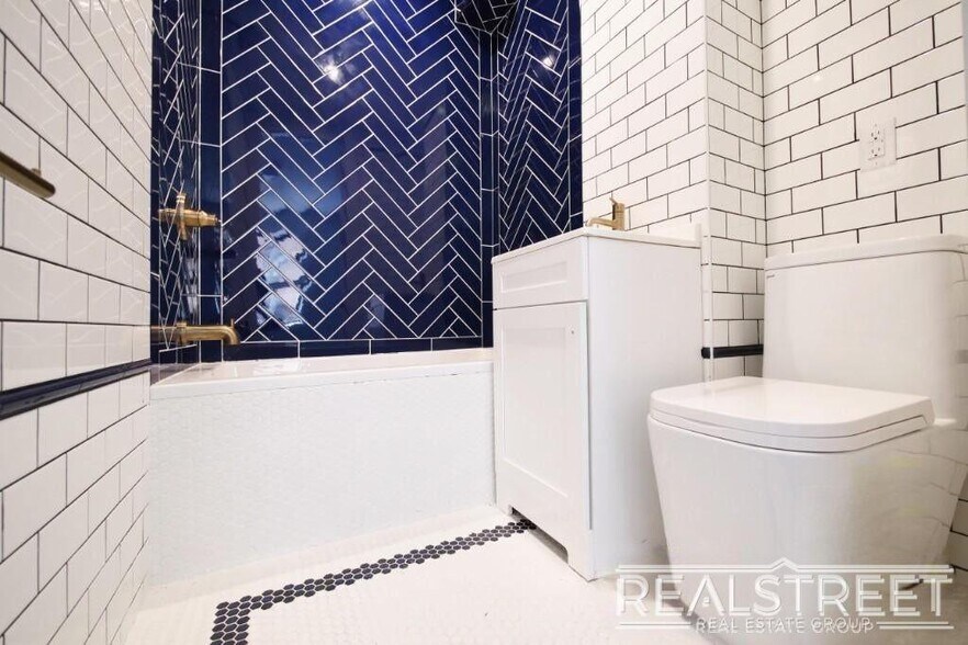 Building Photo - 4 bed | 3 Full Bath In Prime Brooklyn Heights