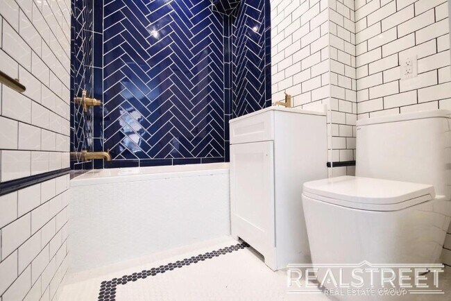Building Photo - 4 bed | 3 Full Bath In Prime Brooklyn Heights