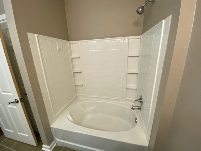 Building Photo - BOTTOM FLOOR CONDO!