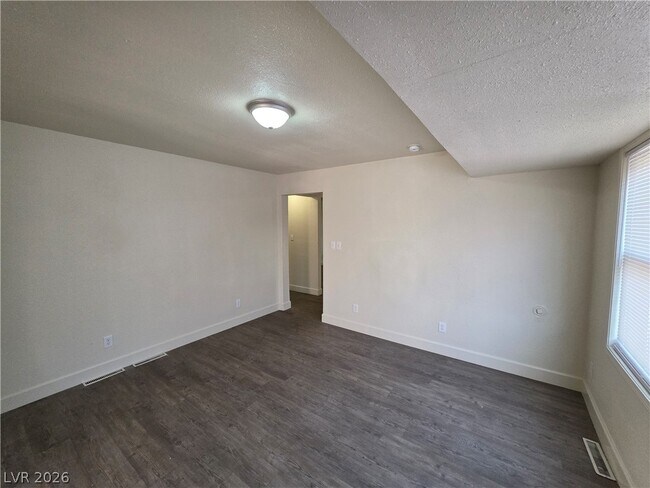 Building Photo - 1590 Mustang Dr