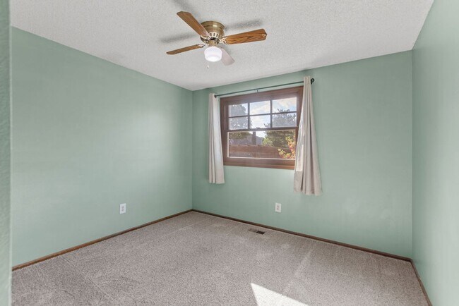 Building Photo - Beautiful 4 bed, 2 bath on Cul-de-sac  w/ large yard available in Central Loveland