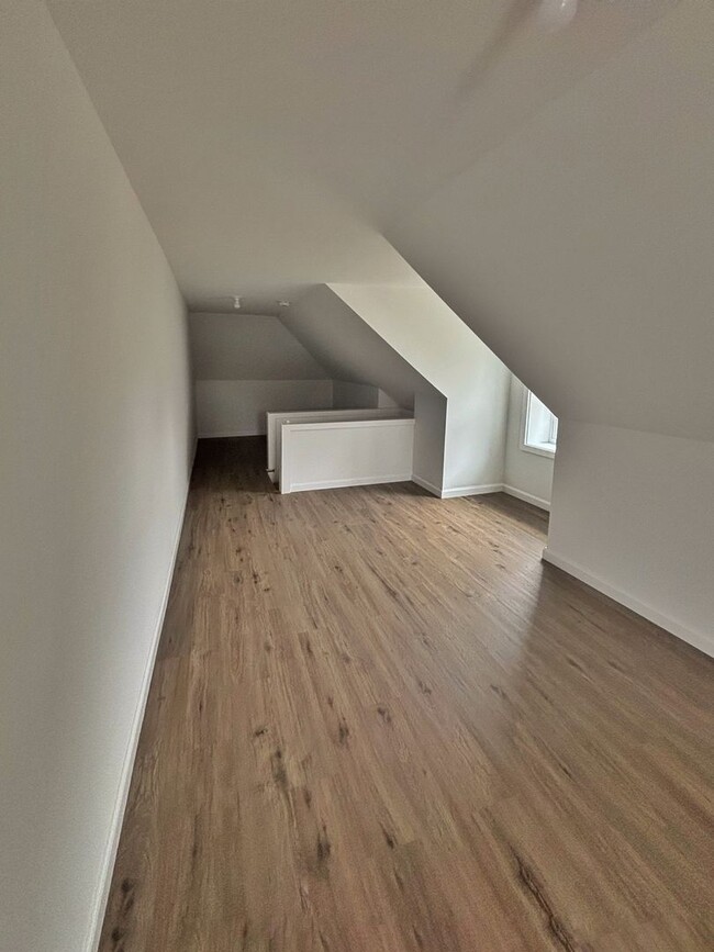 Building Photo - 3 bedroom, 1.5 bathroom fully renovated pr...