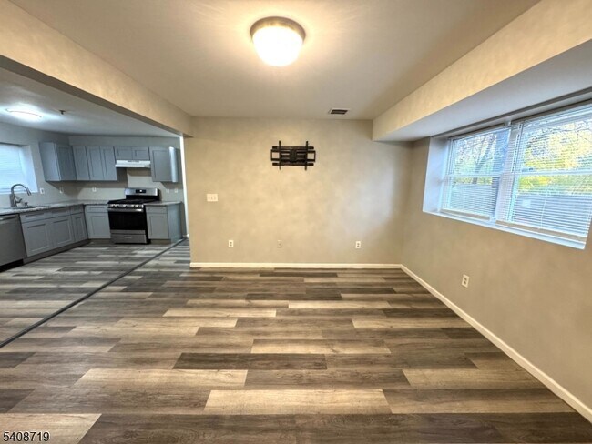 Building Photo - 40 Hinsdale Pl