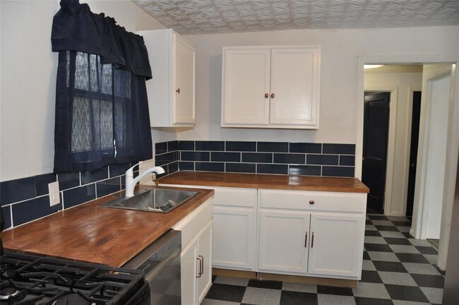 Building Photo - 1408 E Avenue D