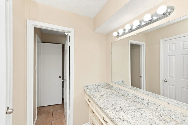 Building Photo - 3-Bedroom, 2 Bath Single Family for Rent in Dallas, TX | Front yard & Modern Kitchen