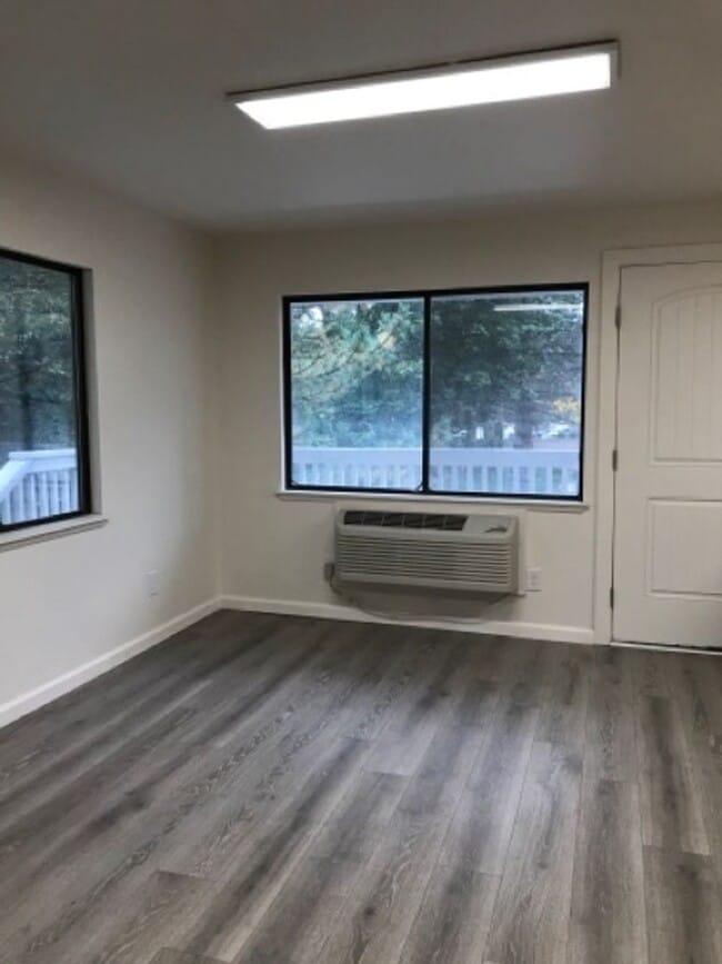 Building Photo - 747 Meadows Dr