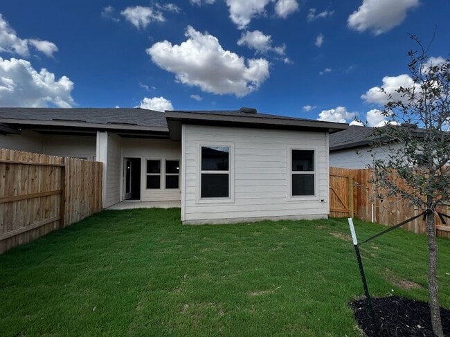 Building Photo - Spacious Single-Story Duplex with Upgraded Kitchen Appliances