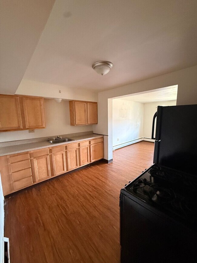 Building Photo - 2 Bedroom 1 Bathroom Apartment For Rent!