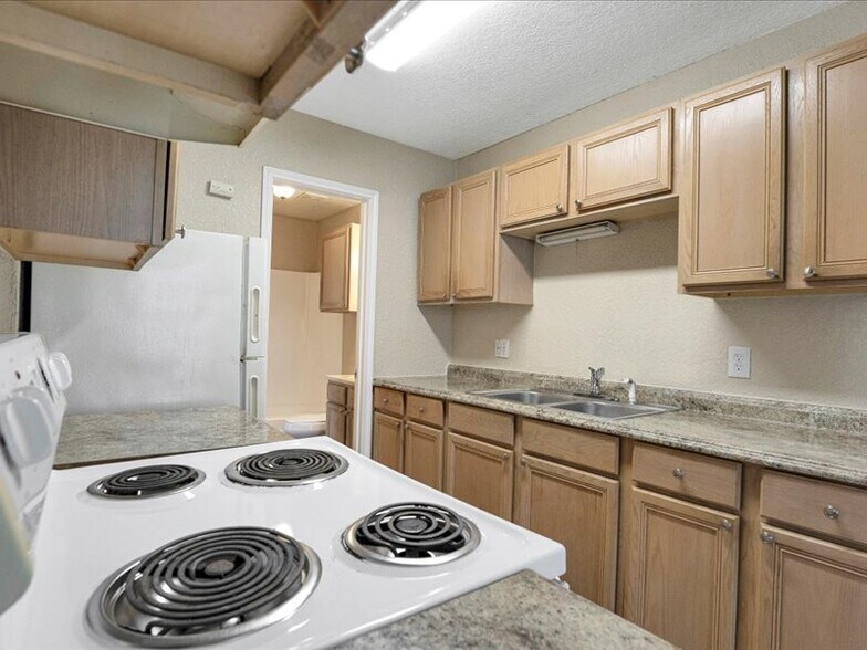 Building Photo - 5846 Elm Valley Dr