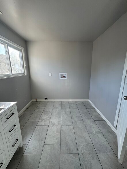 Building Photo - 647 W 48th Pl