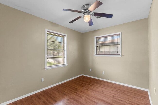 Building Photo - 807 Temple Dr