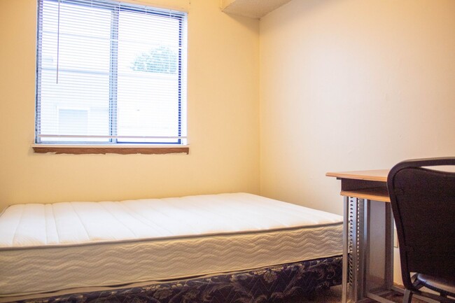 Interior Photo - 907 W Oregon