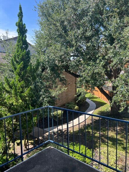 Building Photo - 7102 N Holiday Dr