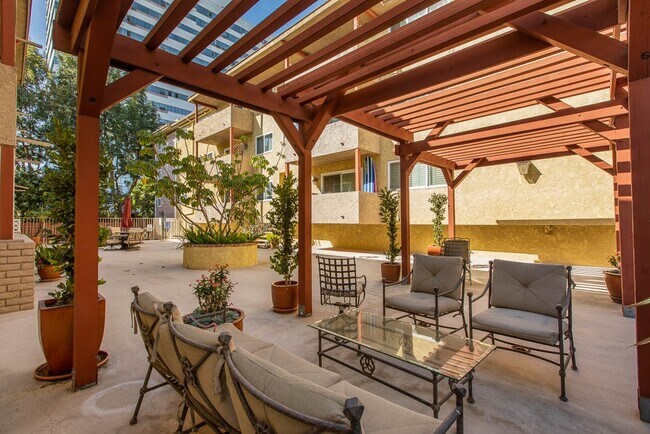 Building Photo - 1242 S Barrington Ave