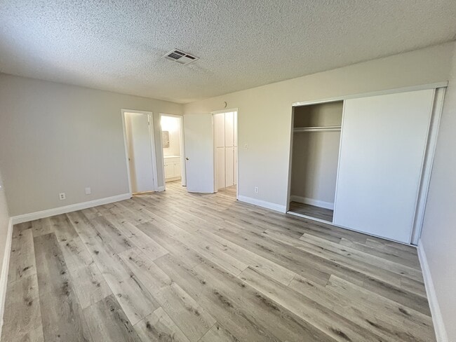 Building Photo - 1009 Willow Tree Dr