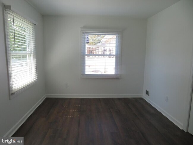 Building Photo - 7895 Pavilion Dr