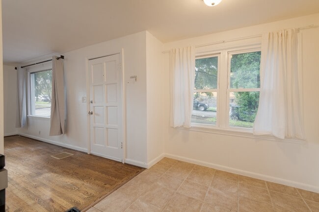 Building Photo - 1702 27th Ave