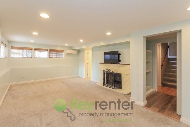 Building Photo - Stylish 4 Bedroom Steps from Shops, Cafes, and Parks