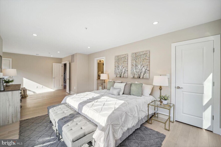 Building Photo - 901 Lawrence St NE