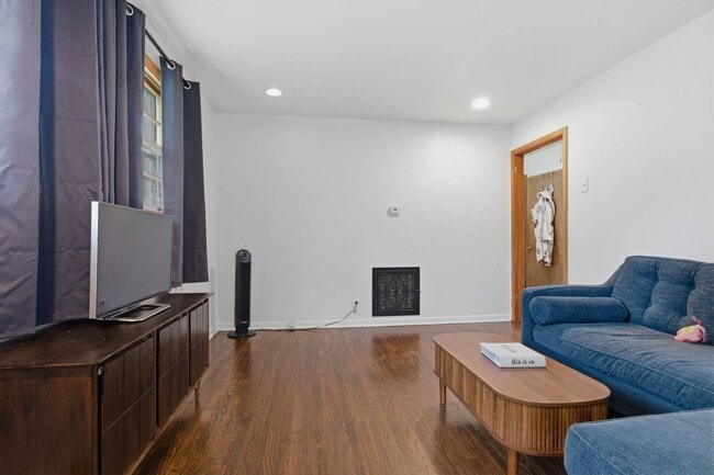 Building Photo - Two Bedroom/One Bathroom Duplex Unit