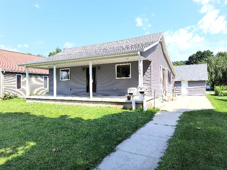 Primary Photo - 504 Decorah Ave