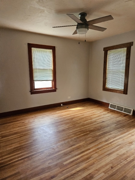 Building Photo - 421 Western Ave